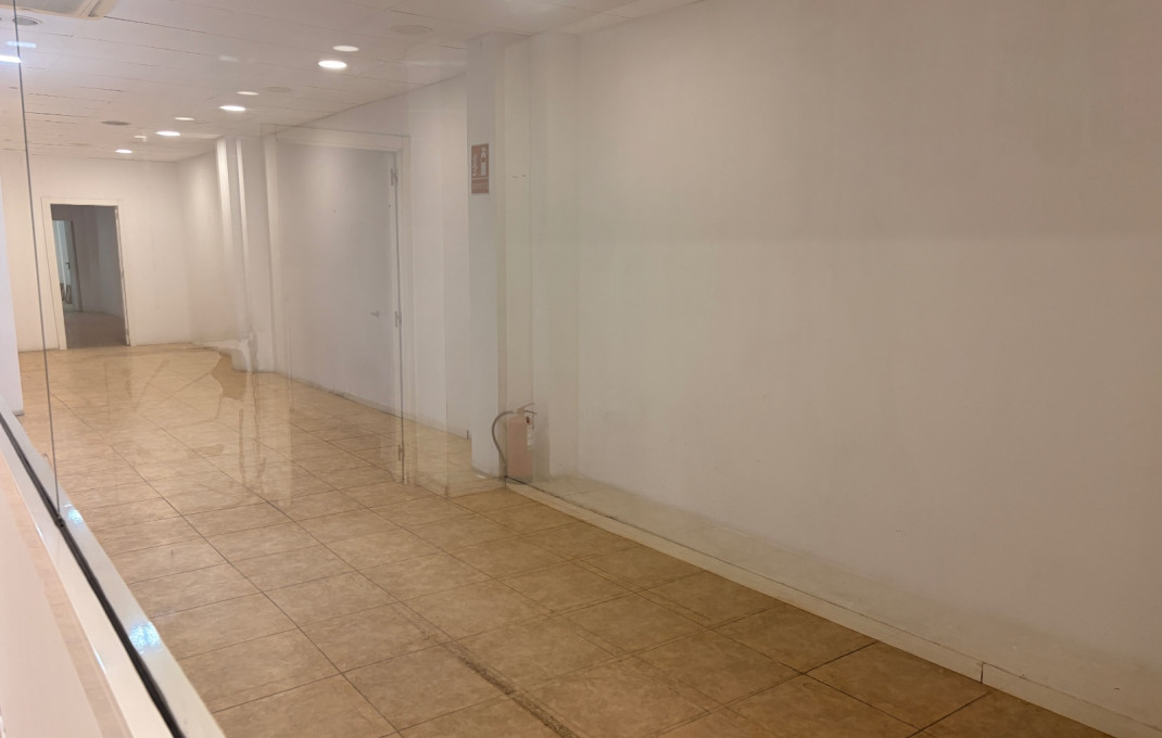 Alquiler - Local comercial -
Esplugues de Llobregat