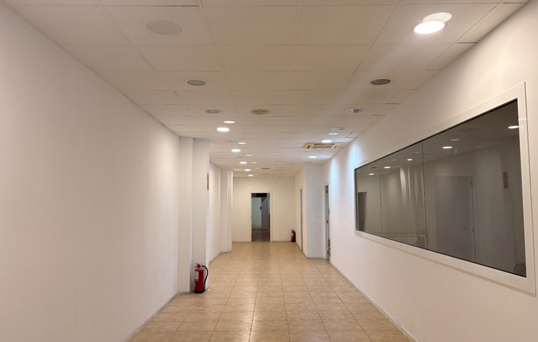 Alquiler - Local comercial -
Esplugues de Llobregat