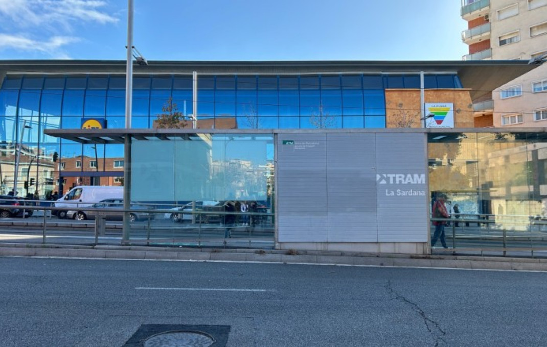 Alquiler - Local comercial -
Esplugues de Llobregat