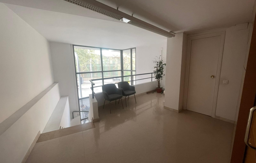 Alquiler - Local comercial -
Barcelona - Les corts