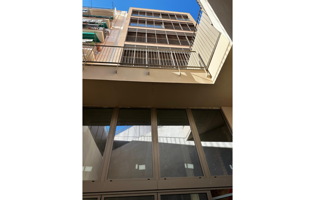 Alquiler - Local comercial -
Barcelona - Eixample Derecho