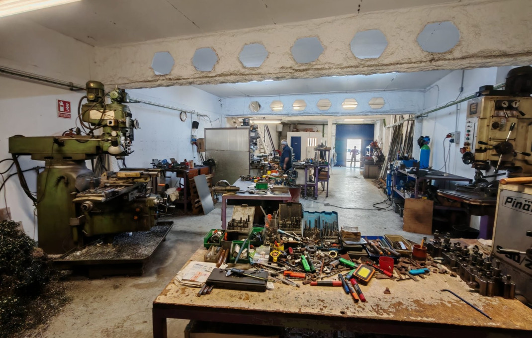 Traspaso - Naves y solares -
Granollers