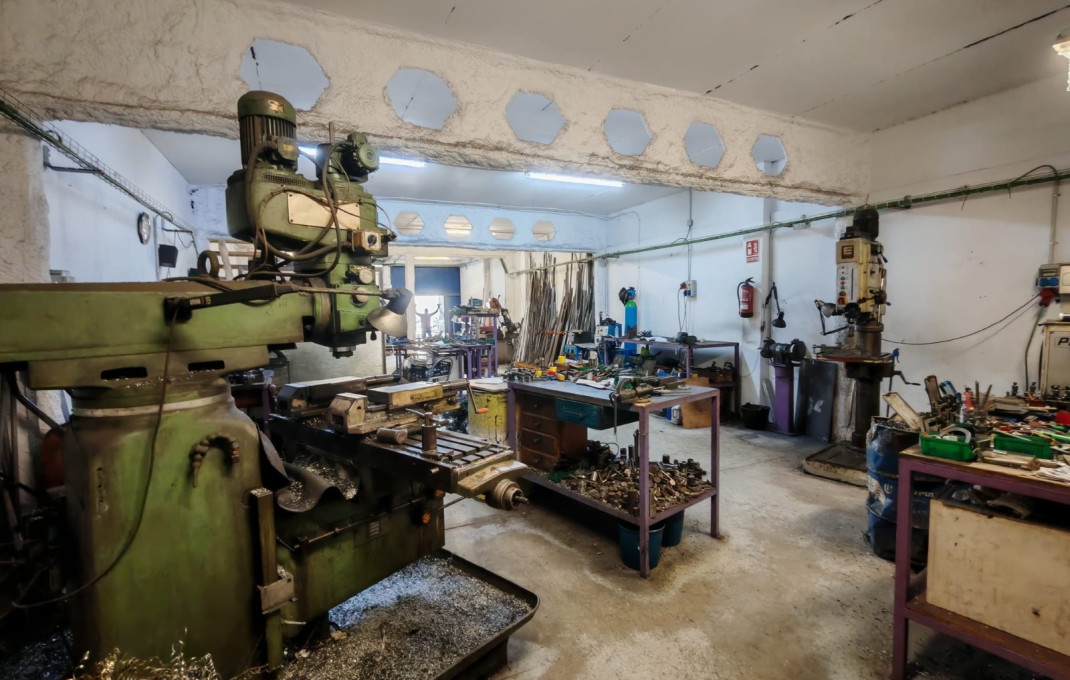 Traspaso - Naves y solares -
Granollers