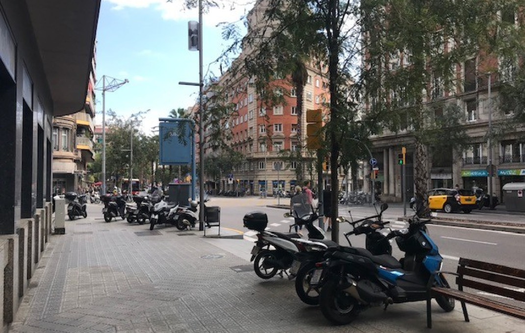 Venta - Local comercial -
Barcelona - Eixample Izquierdo