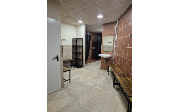 Alquiler - Local comercial -
Barcelona - Guinardo