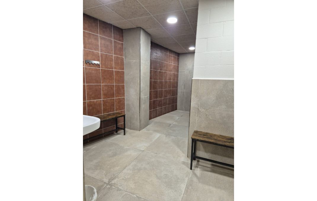 Alquiler - Local comercial -
Barcelona - Guinardo