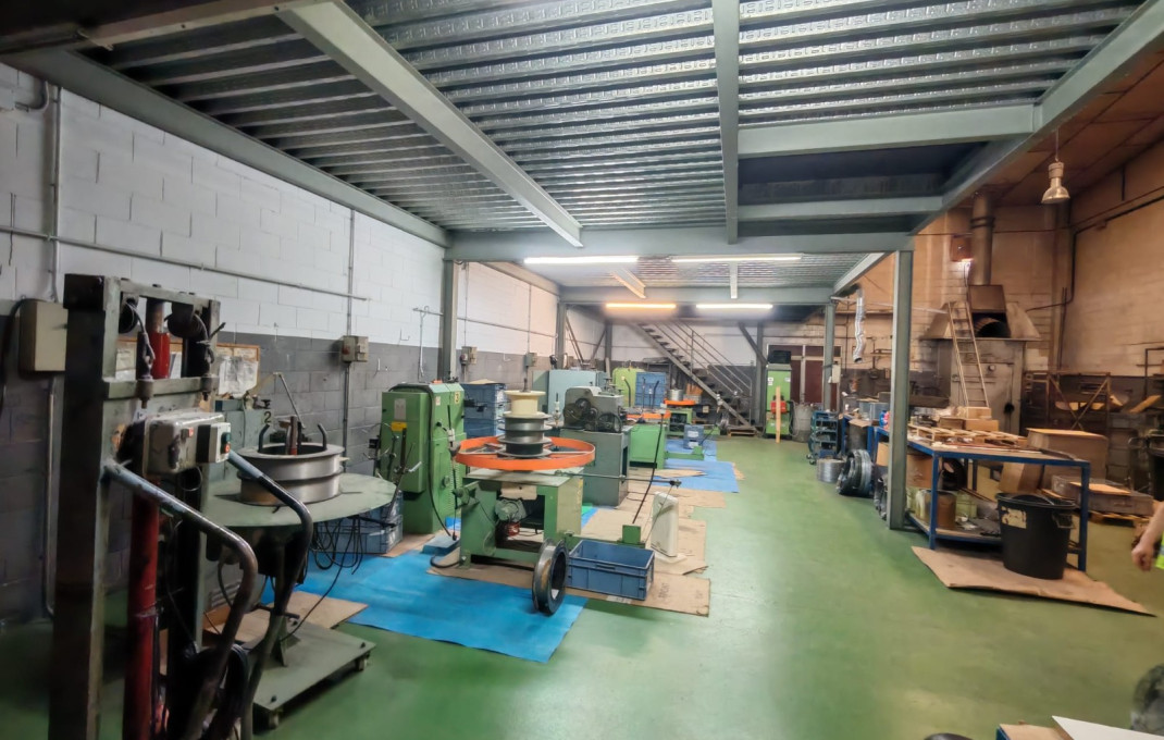 Venta - Naves y solares -
Barberá del Vallés