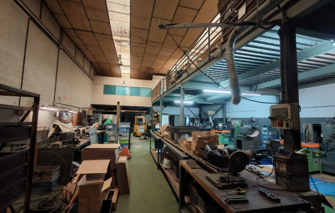 Venta - Naves y solares -
Barberá del Vallés