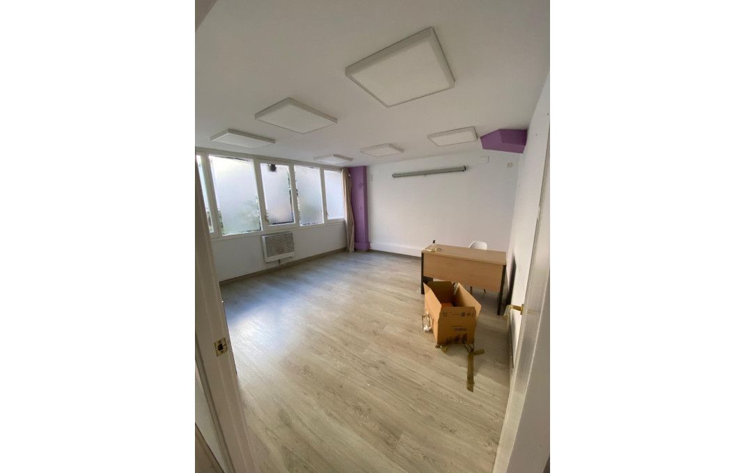 Alquiler - Local comercial -
Barcelona - Eixample Derecho