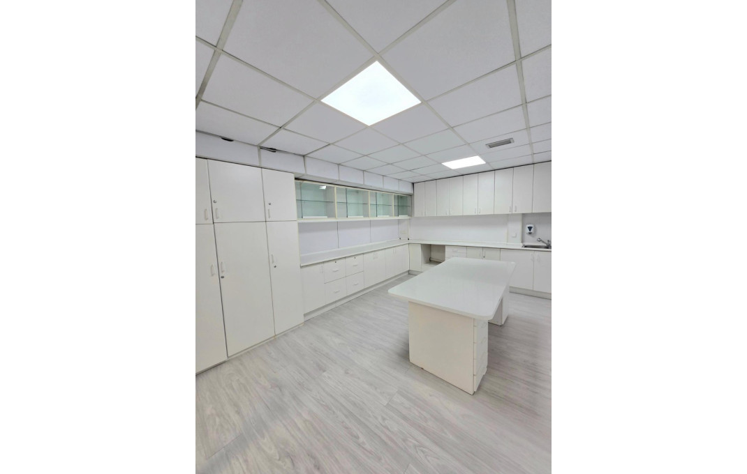 Alquiler - Local comercial -
Barcelona - Les corts