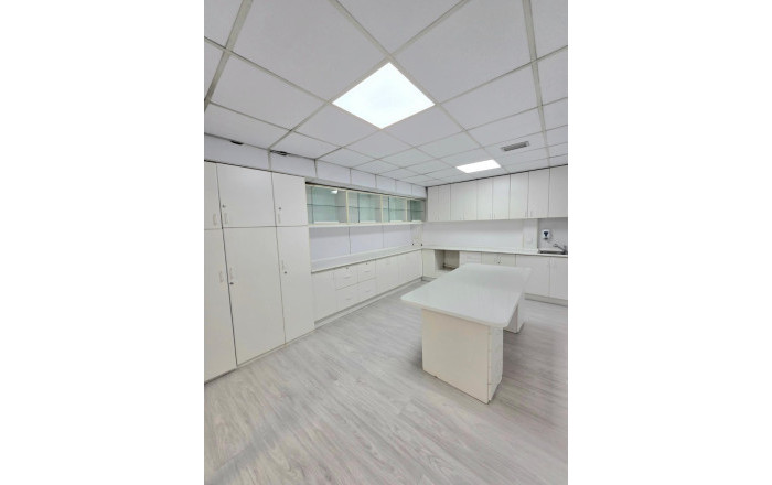 Alquiler - Local comercial -
Barcelona - Les corts