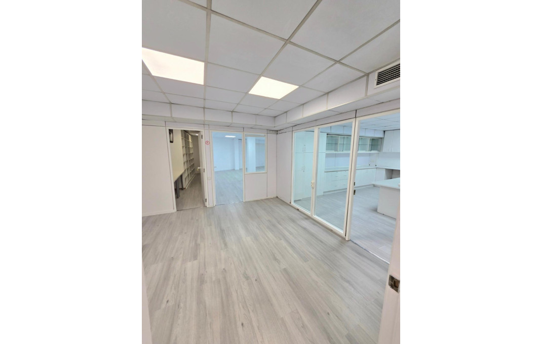 Alquiler - Local comercial -
Barcelona - Les corts