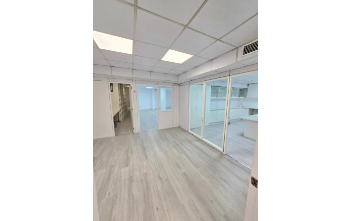 Alquiler - Local comercial -
Barcelona - Les corts