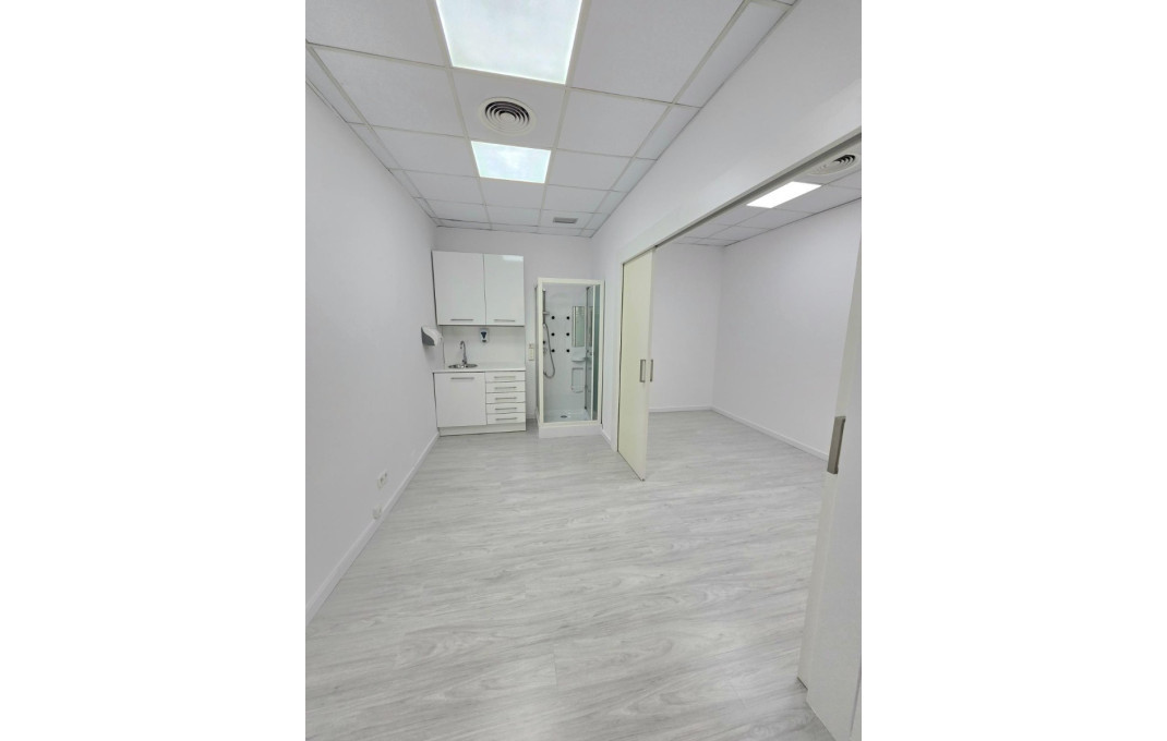 Alquiler - Local comercial -
Barcelona - Les corts