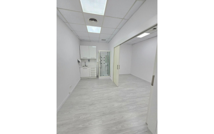 Alquiler - Local comercial -
Barcelona - Les corts