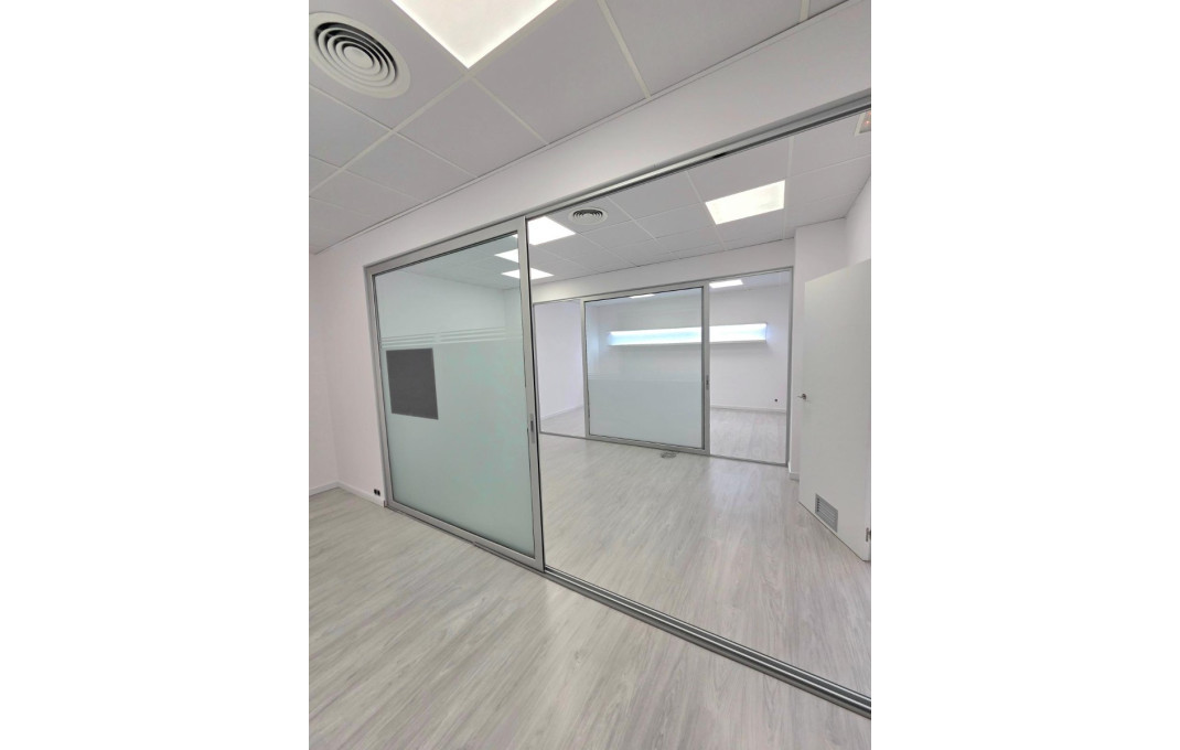 Alquiler - Local comercial -
Barcelona - Les corts