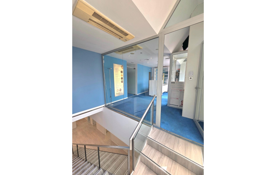 Alquiler - Local comercial -
Barcelona - Les corts