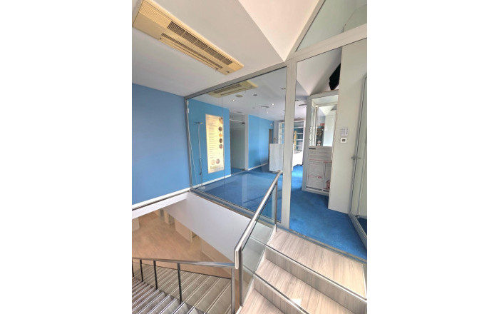 Alquiler - Local comercial -
Barcelona - Les corts