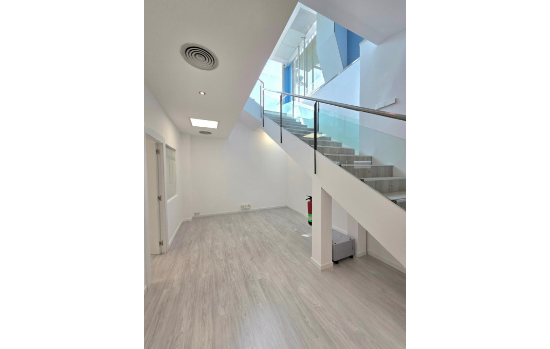 Alquiler - Local comercial -
Barcelona - Les corts