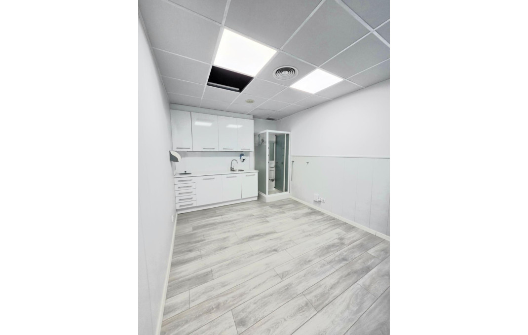 Alquiler - Local comercial -
Barcelona - Les corts