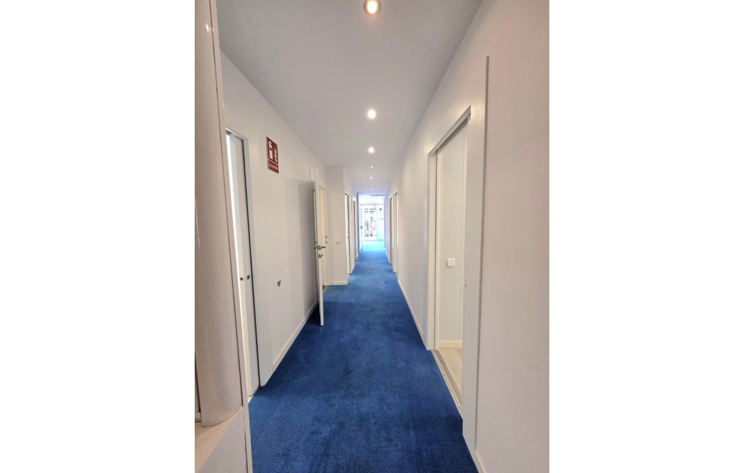Alquiler - Local comercial -
Barcelona - Les corts