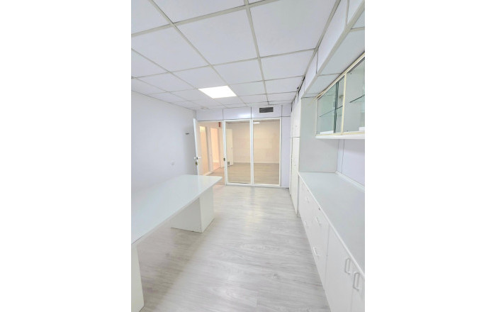 Alquiler - Local comercial -
Barcelona - Les corts