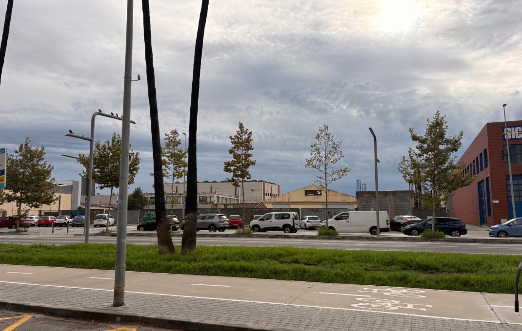 Venta - Local comercial -
Sant Boi de Llobregat