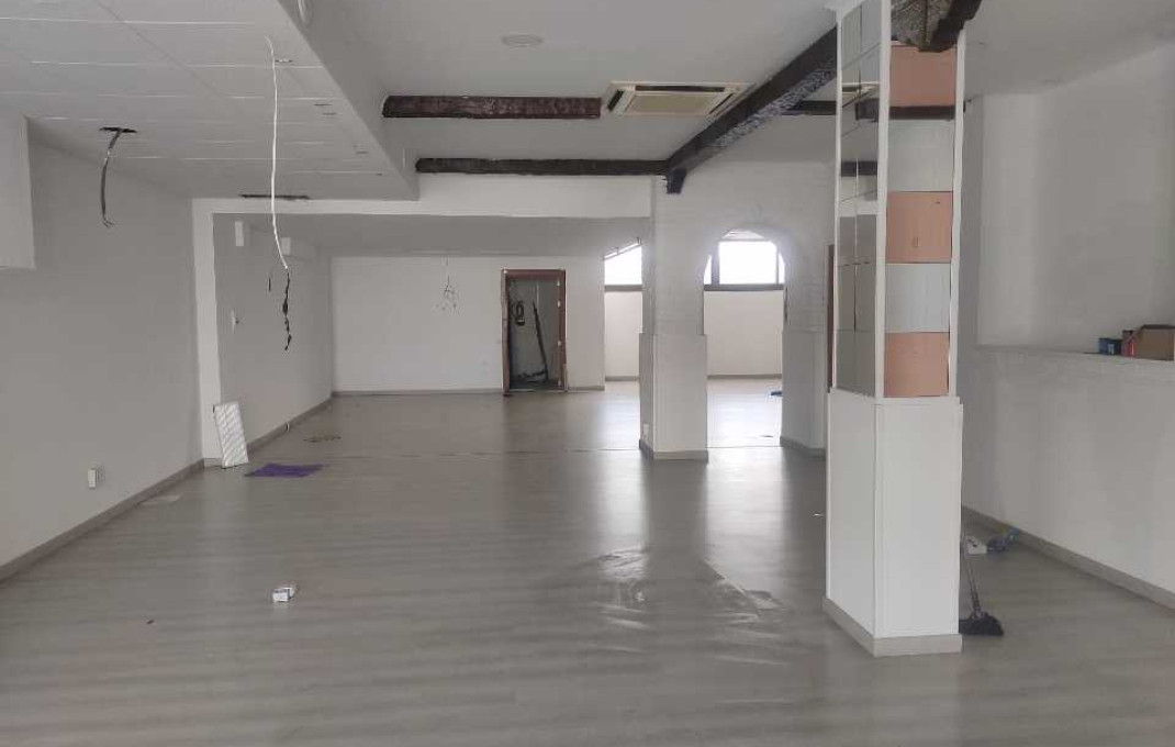 Alquiler - Local comercial -
Badalona - Montigalà