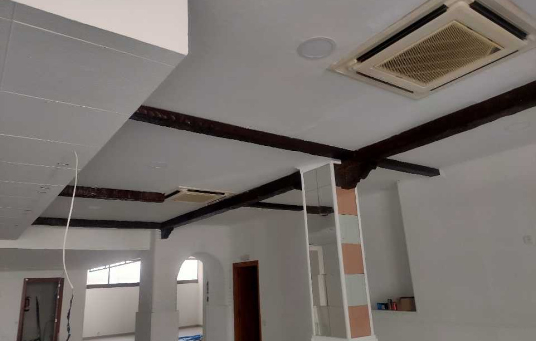 Alquiler - Local comercial -
Badalona - Montigalà