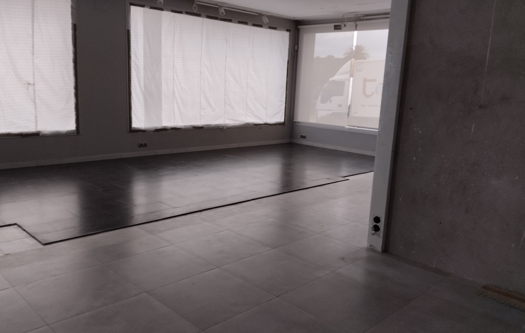 Alquiler - Naves y solares -
Palamós