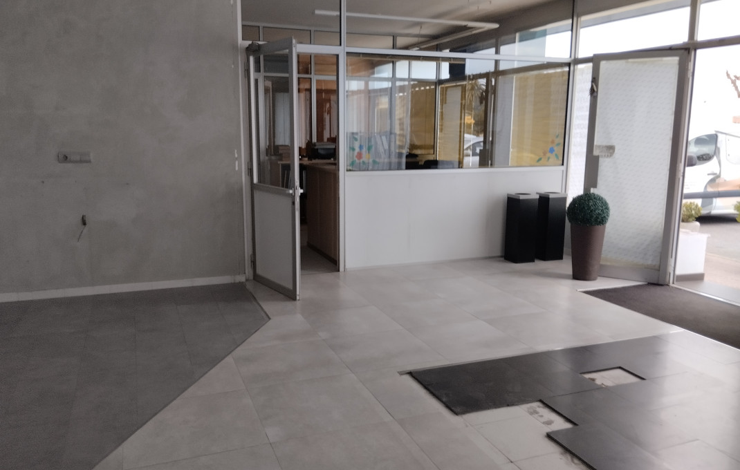 Alquiler - Naves y solares -
Palamós