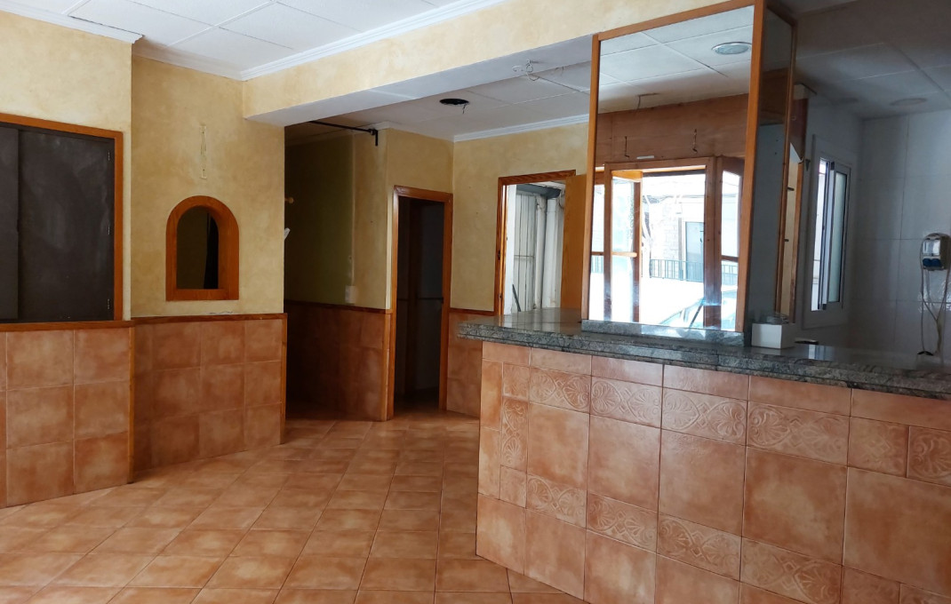 Revente - Local comercial -
Cornella de Llobregat - Gavarra