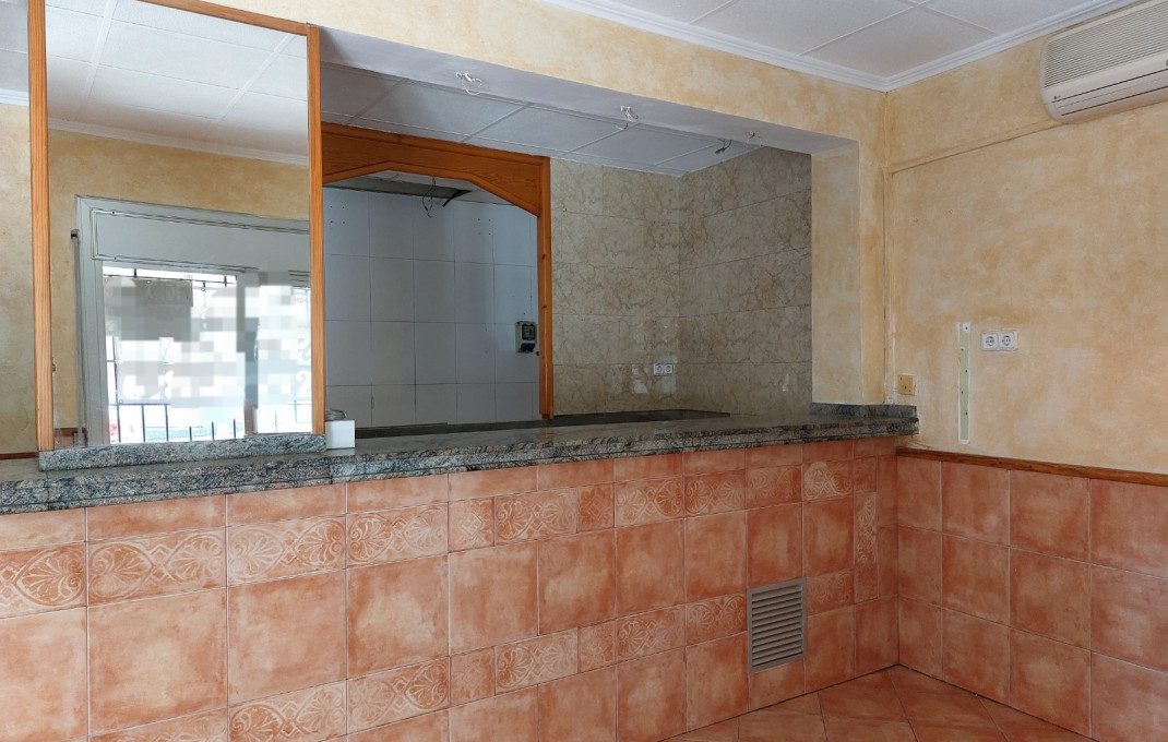 Revente - Local comercial -
Cornella de Llobregat - Gavarra