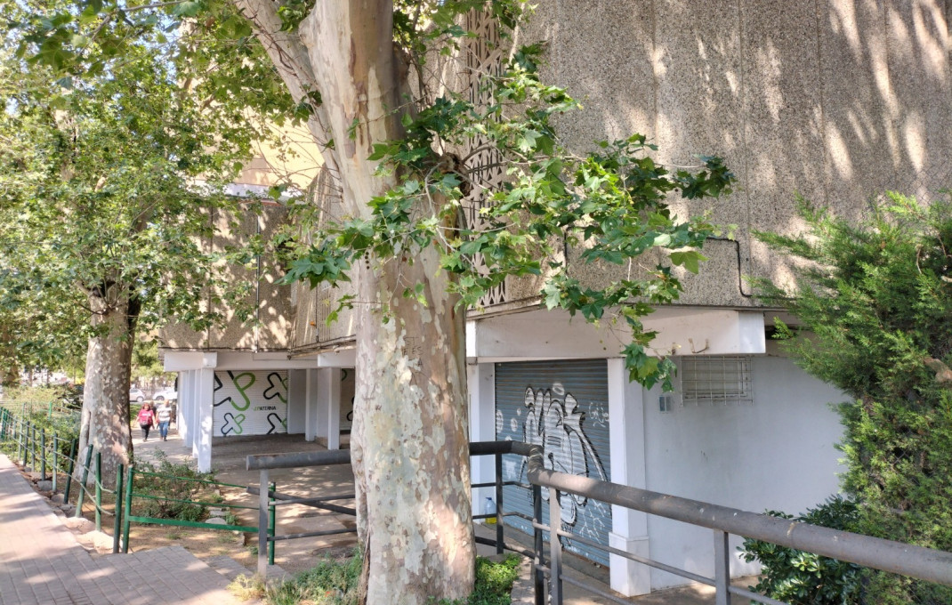 Revente - Local comercial -
Barcelona - Sant Martí