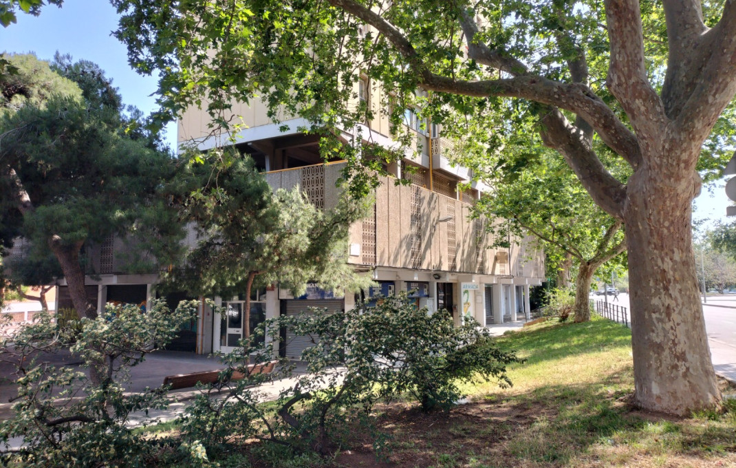 Revente - Local comercial -
Barcelona - Sant Martí