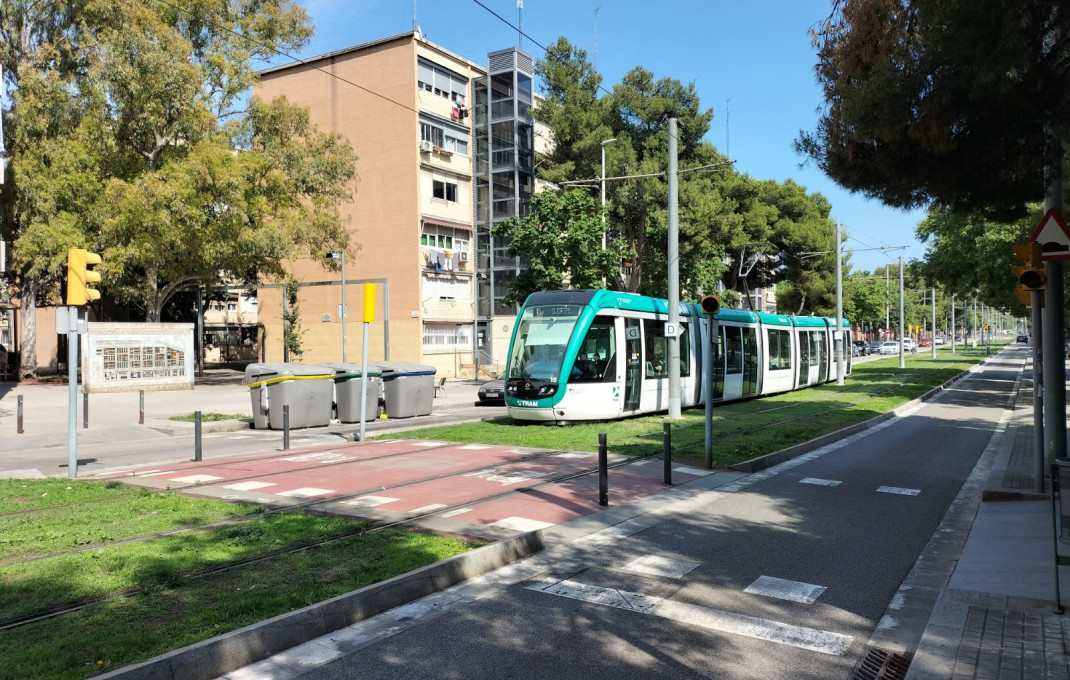 Revente - Local comercial -
Barcelona - Sant Martí