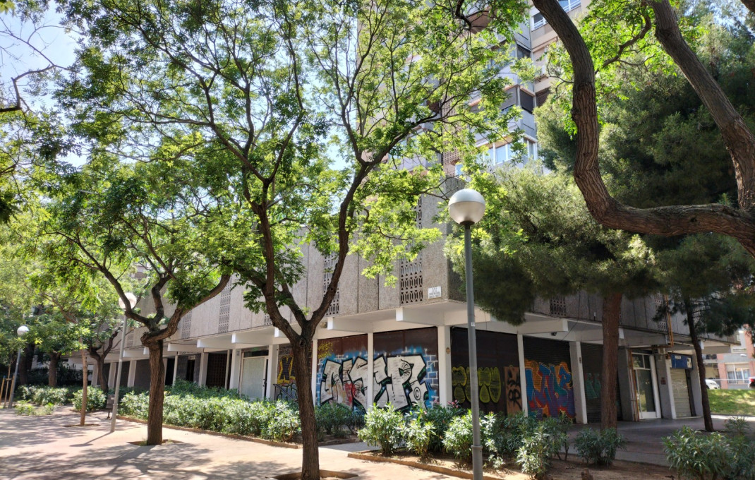 Revente - Local comercial -
Barcelona - Sant Martí
