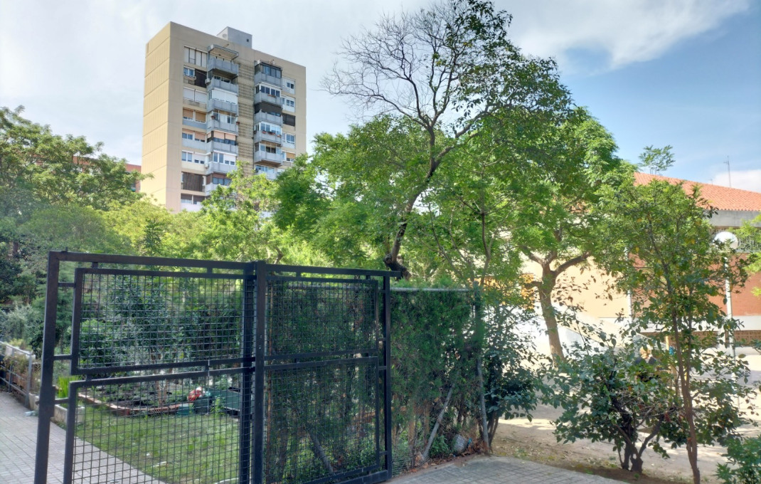 Revente - Local comercial -
Barcelona - Sant Martí