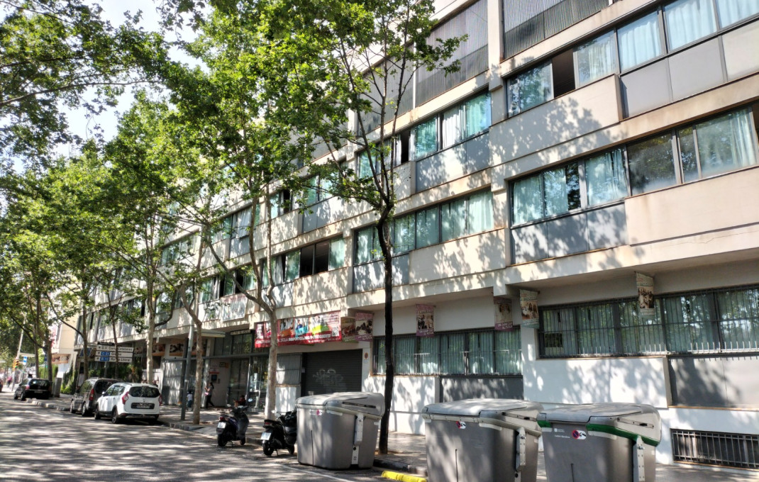 Revente - Local comercial -
Barcelona - Sant Martí