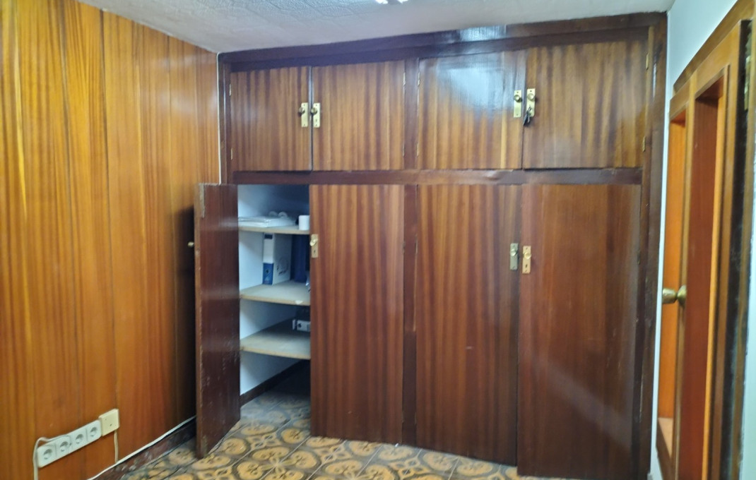 Revente - Local comercial -
Barcelona - Guinardo