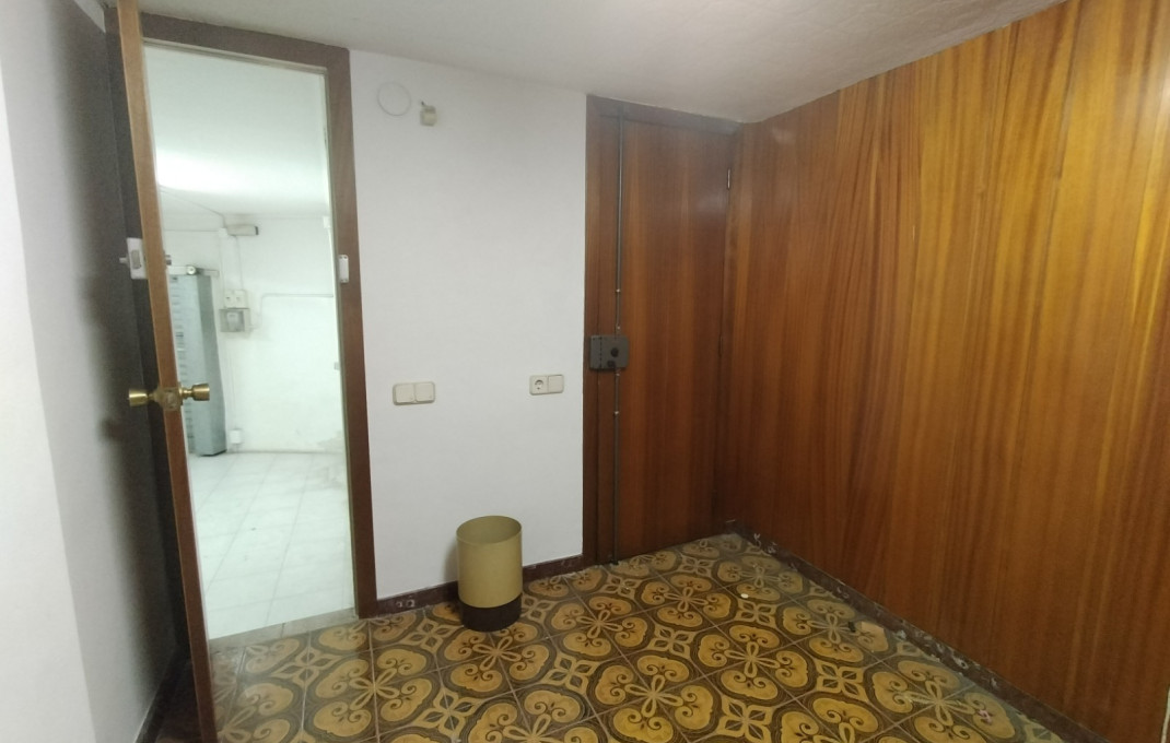 Revente - Local comercial -
Barcelona - Guinardo