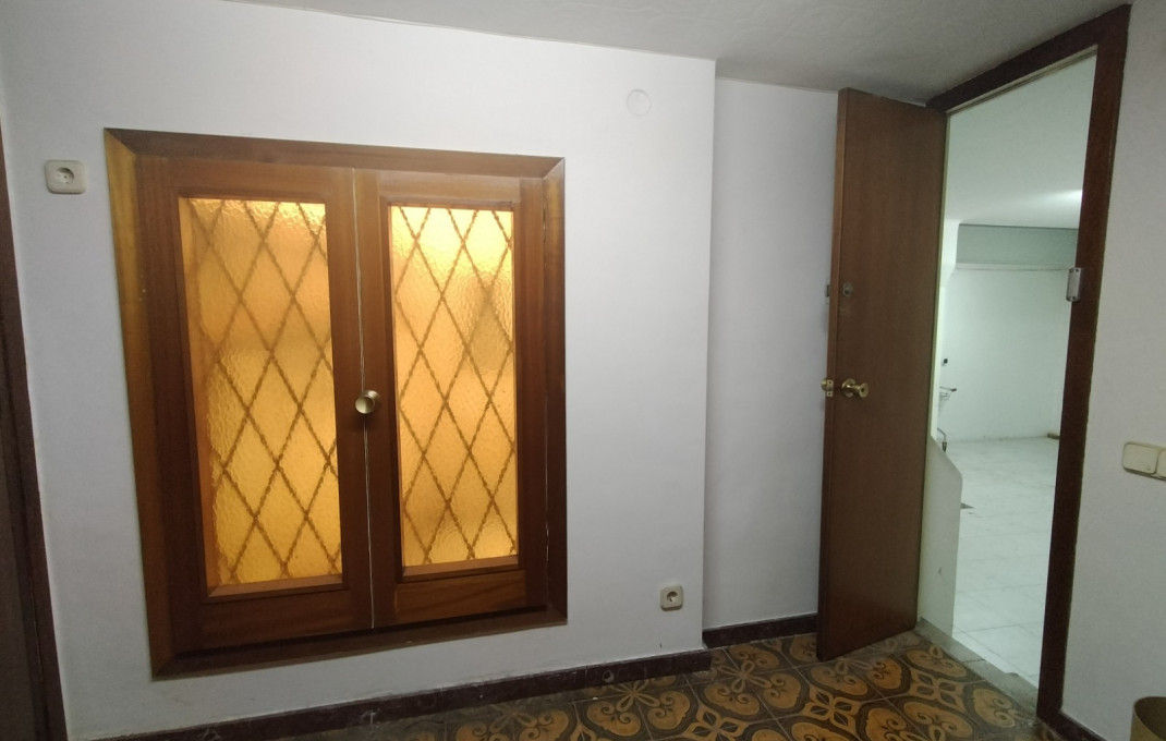 Revente - Local comercial -
Barcelona - Guinardo