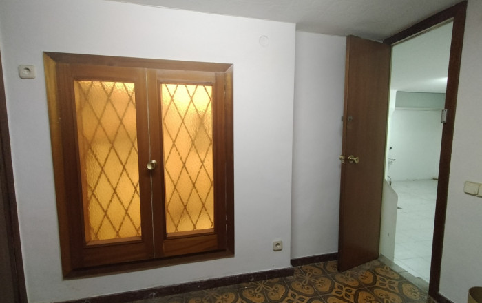 Revente - Local comercial -
Barcelona - Guinardo