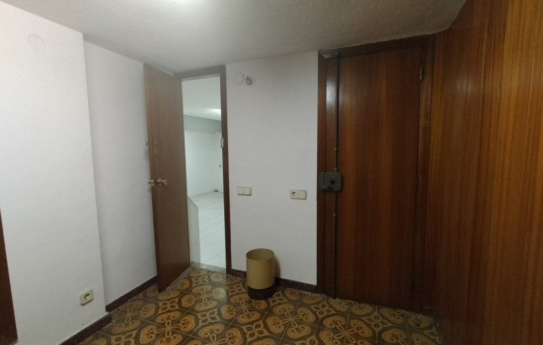 Revente - Local comercial -
Barcelona - Guinardo