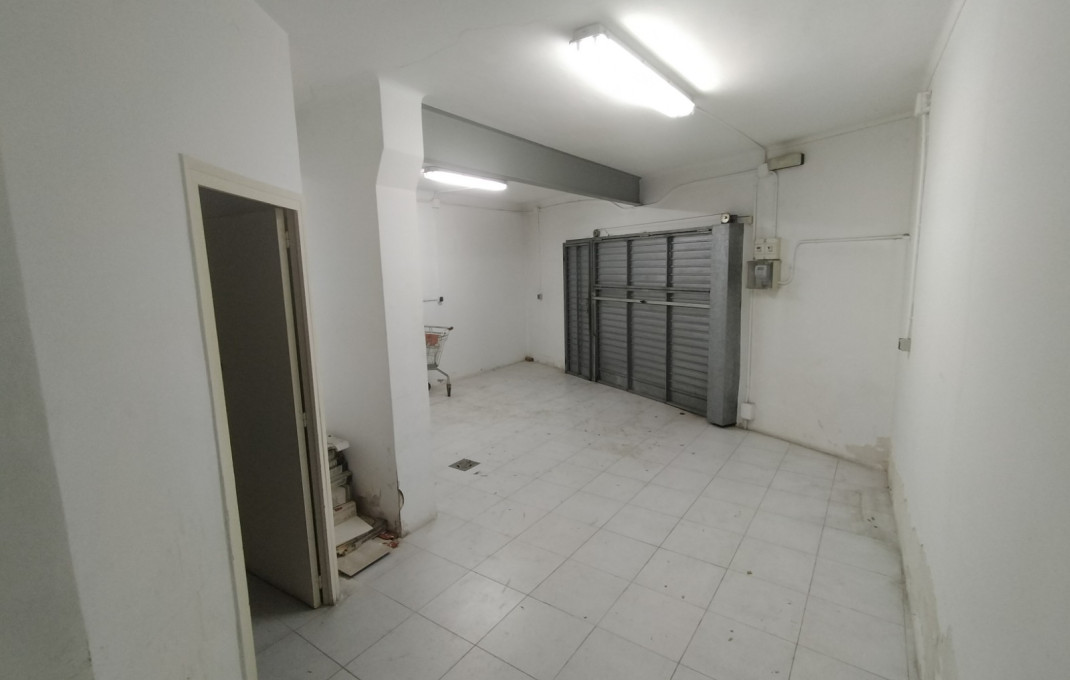 Revente - Local comercial -
Barcelona - Guinardo
