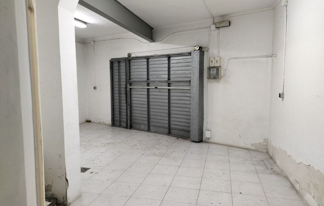 Revente - Local comercial -
Barcelona - Guinardo