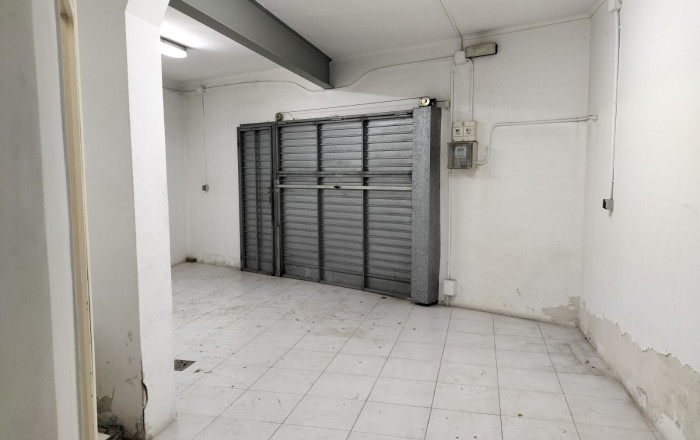 Revente - Local comercial -
Barcelona - Guinardo