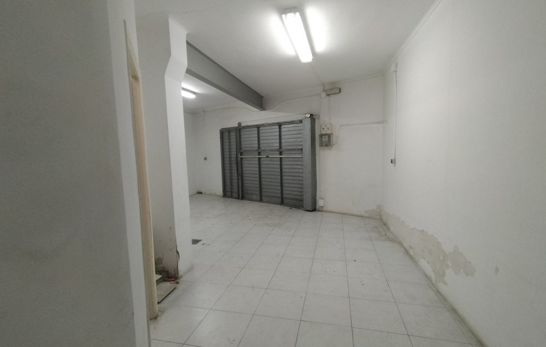 Revente - Local comercial -
Barcelona - Guinardo
