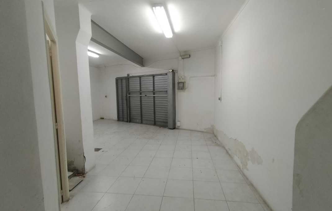 Revente - Local comercial -
Barcelona - Guinardo
