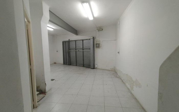 Revente - Local comercial -
Barcelona - Guinardo